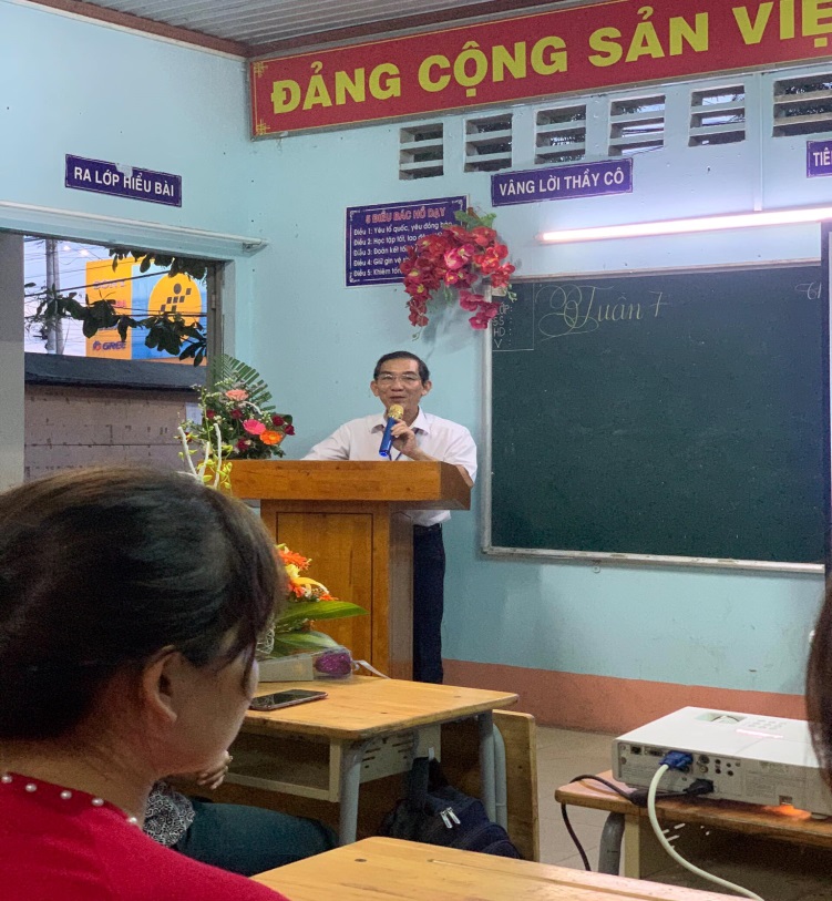 Thầy Nguyễn Thanh Tuấn - Hiệu trưởng nhà trường chúc mừng các cô giáo nhân ngày 20-10