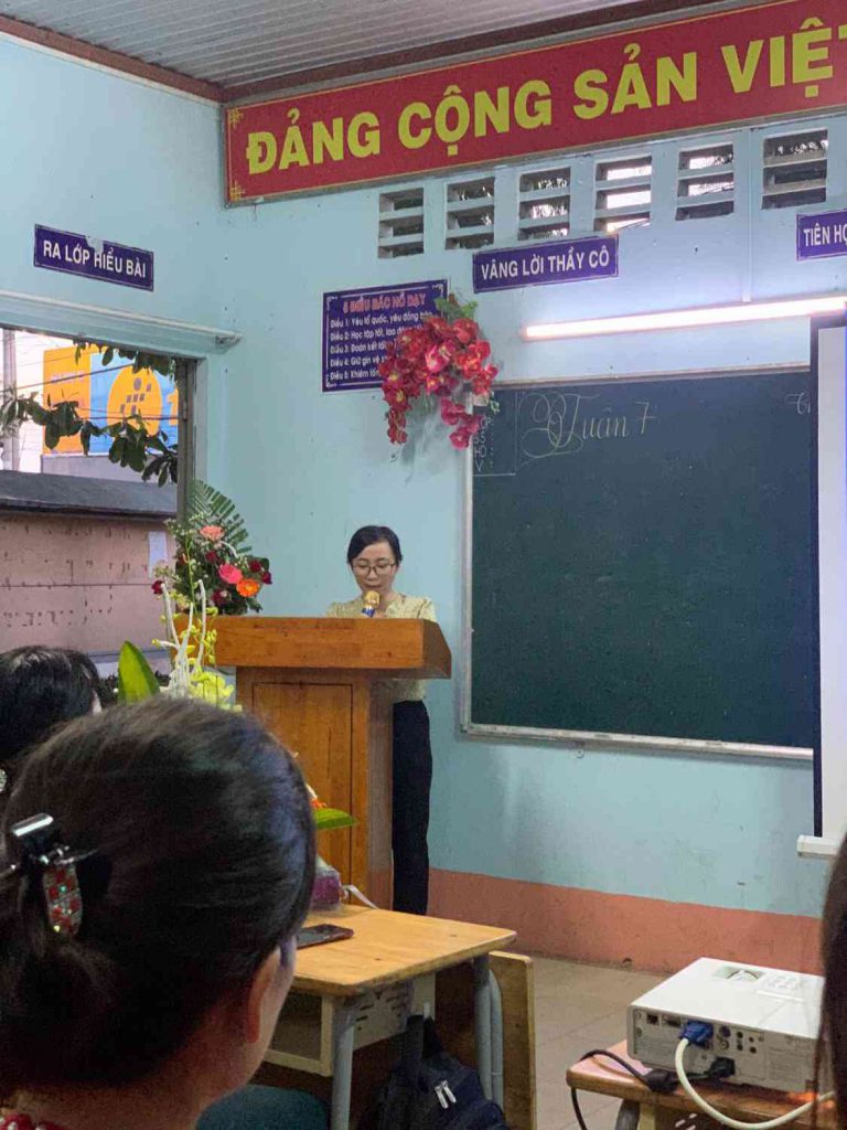 Cô Nguyễn Thị Nga- Bí thư chi Đoàn ôn lại truyền thống và ý nghĩa ngày thành lập Hội Liên Hiệp Phụ nữ Viêt Nam 
