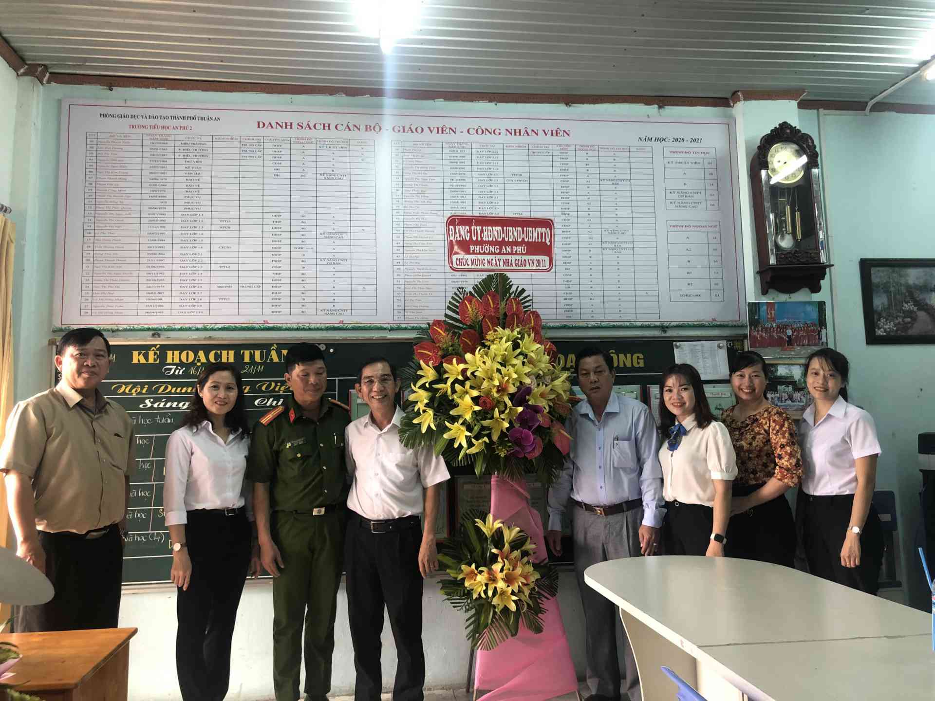 Đảng ủy - HĐND - UBND - UBMTTQ đến Chúc mừng ngày Nhà giáo Việt Nam 20-11