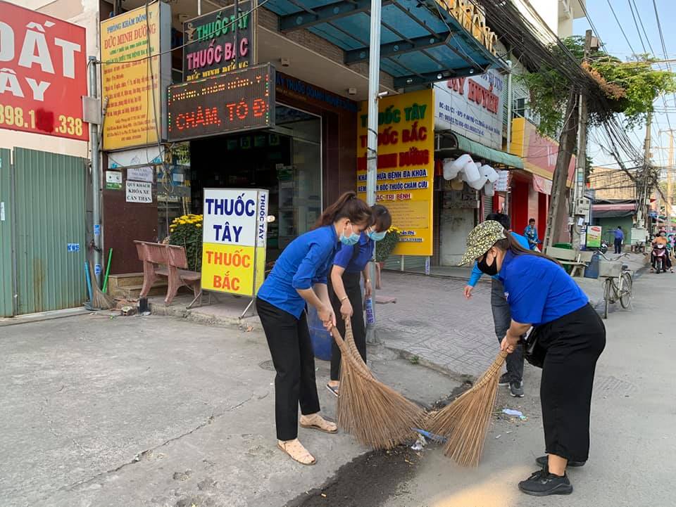 Đoàn viên tham gia dọn dẹp vệ sinh vỉa hè khu vực phường An Phú