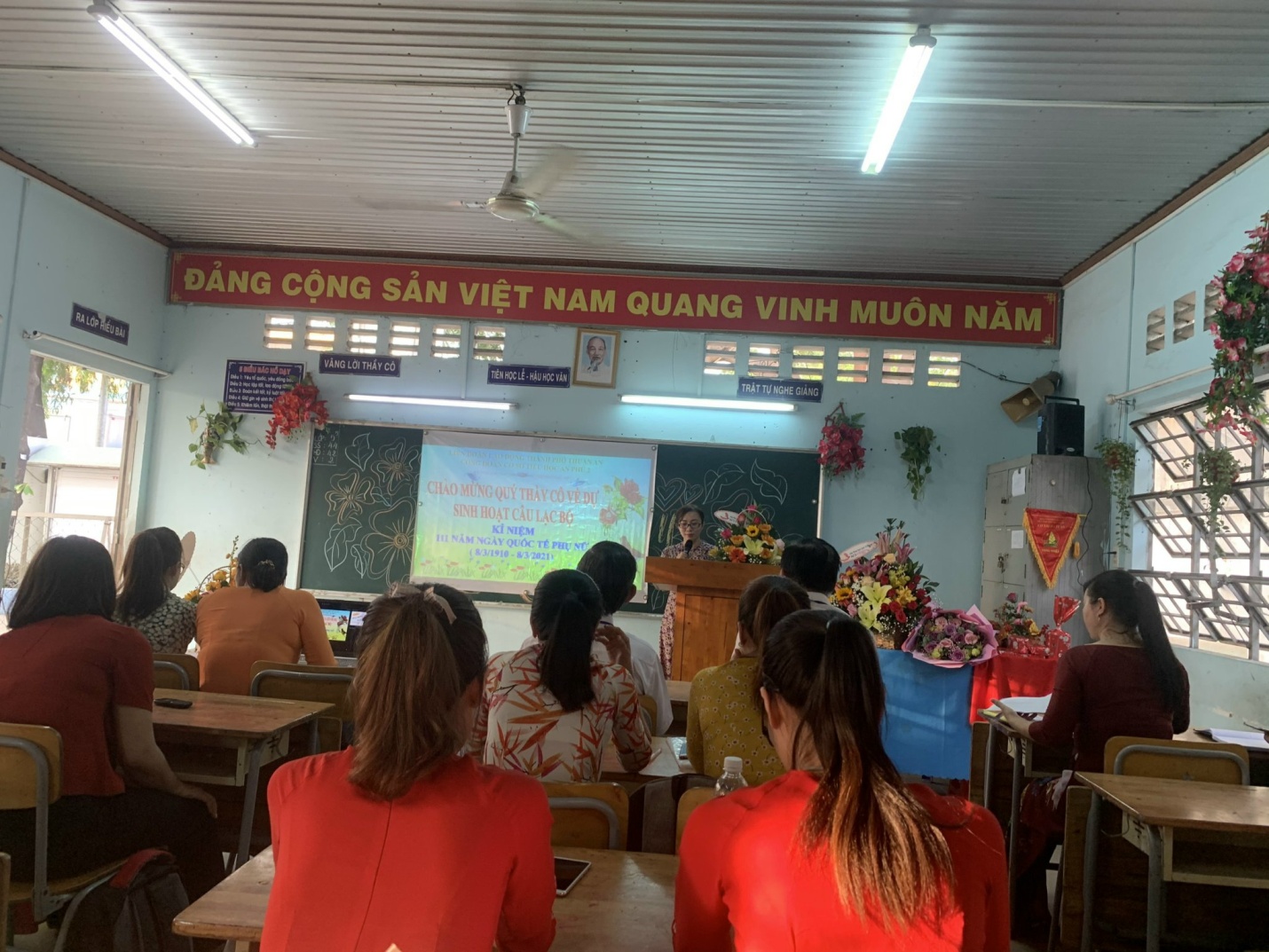 Đại diện cho ban nữ công Cô Nguyễn Thị Nga ôn lại ý nghĩa của ngày 8/3/2021