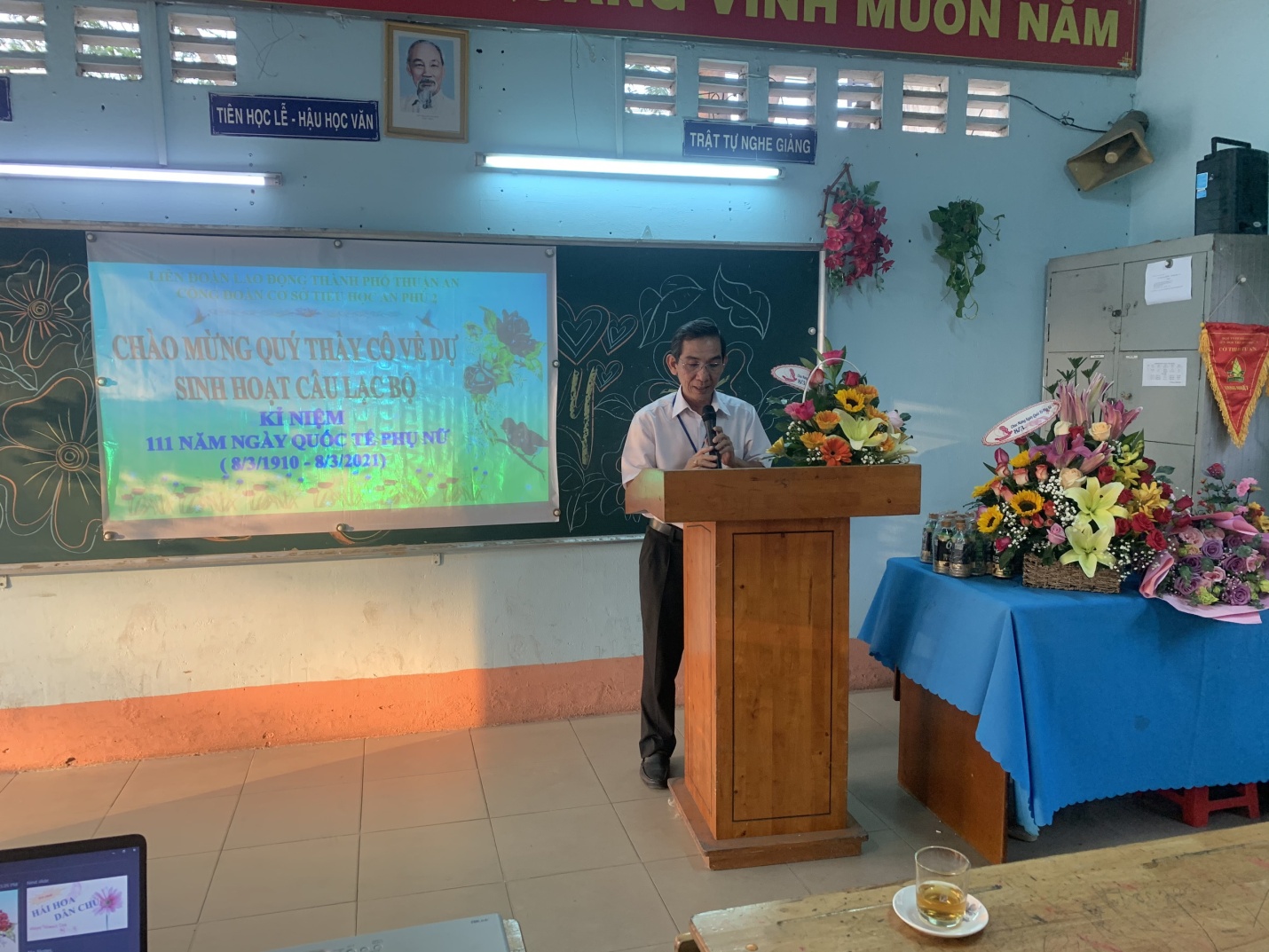 Thầy Nguyễn Thanh Tuấn hiệu trưởng nhà trường phát biểu chúc mừng chị phụ nữ nhân ngày 8/3/2021