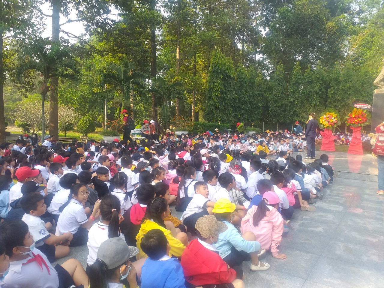 Học sinh nghe thuyết trình về lịch sử Nhà tù Phú Lợi