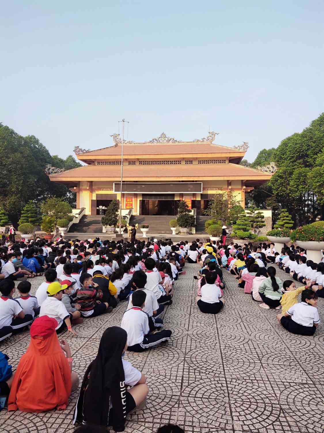 Học sinh đến tham quan Khu di tích Thuận-An-Hòa