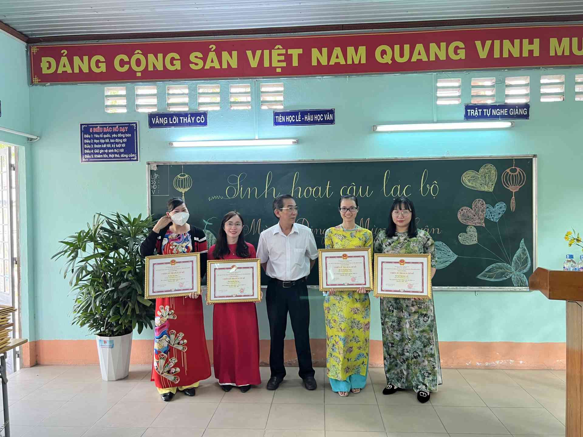 MỪNG ĐẢNG MỪNG XUÂN,