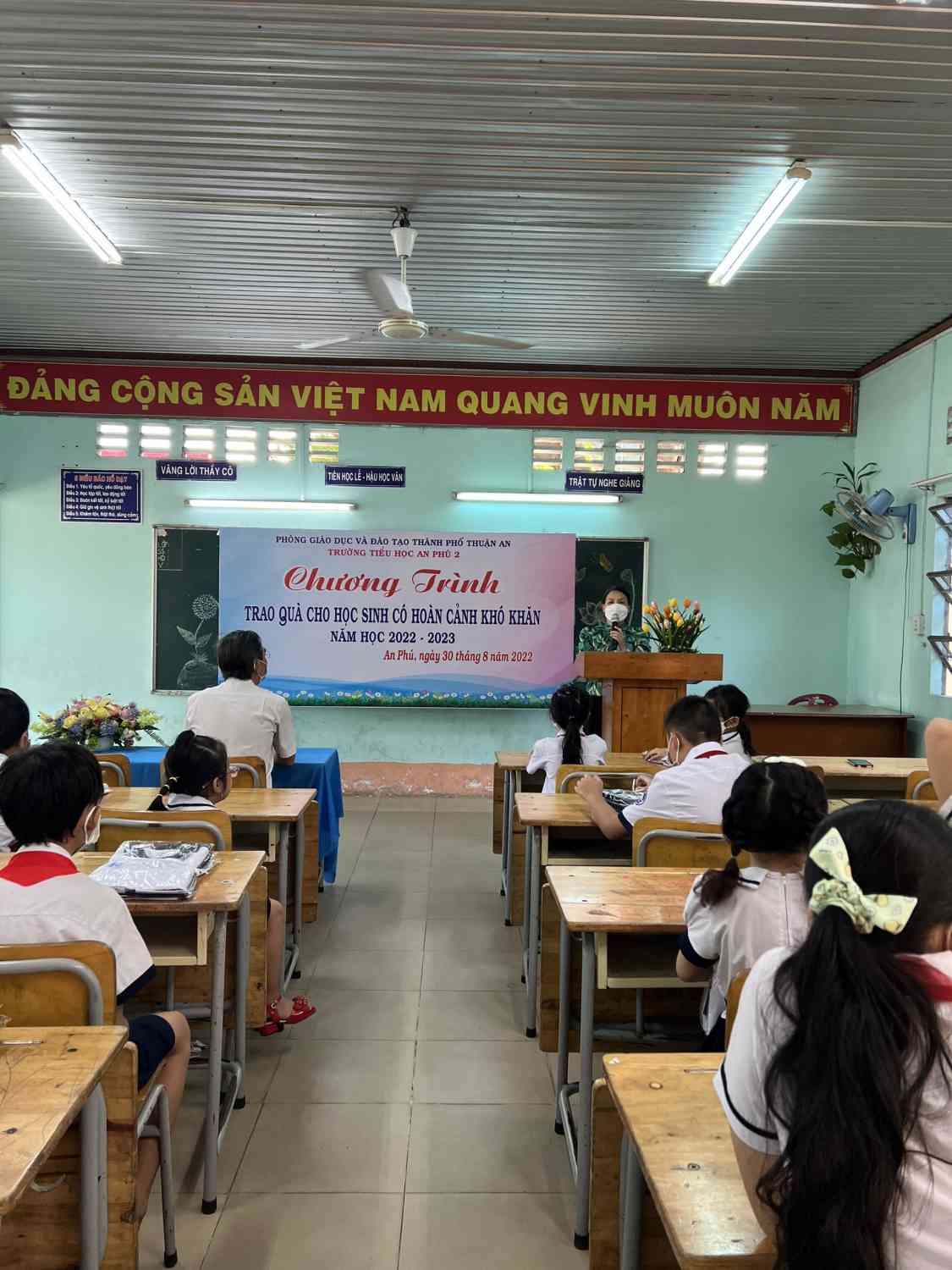 Toàn cảnh buổi trao quà