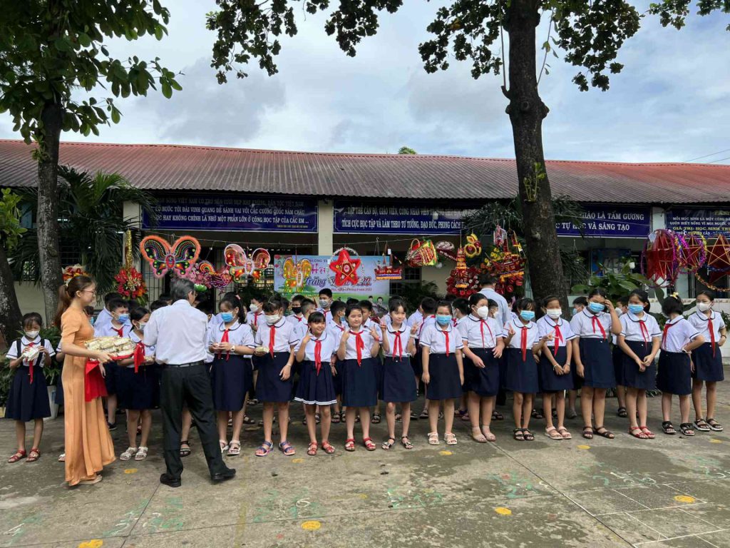 Trao tặng bánh trung thu 2