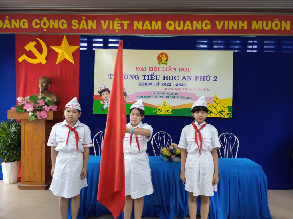 thực hiện nghi lễ chào cờ